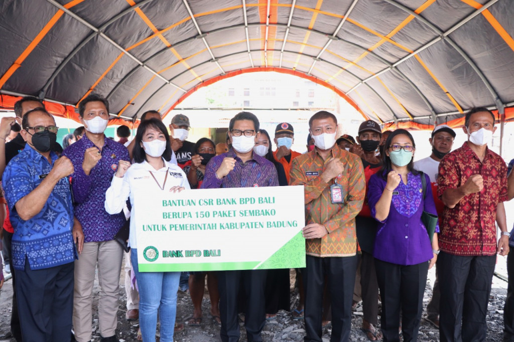 Sekda Adi Arnawa Serahkan Bantuan Korban Kebakaran di Banjar Anyar, Kuta,  Bersumber dari CSR Bank BPD Bali